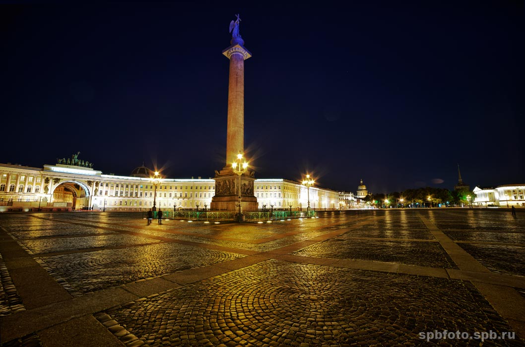Ночью на Дворцовой площади
