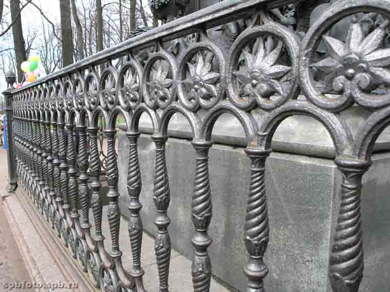 Ограда памятника Крылову