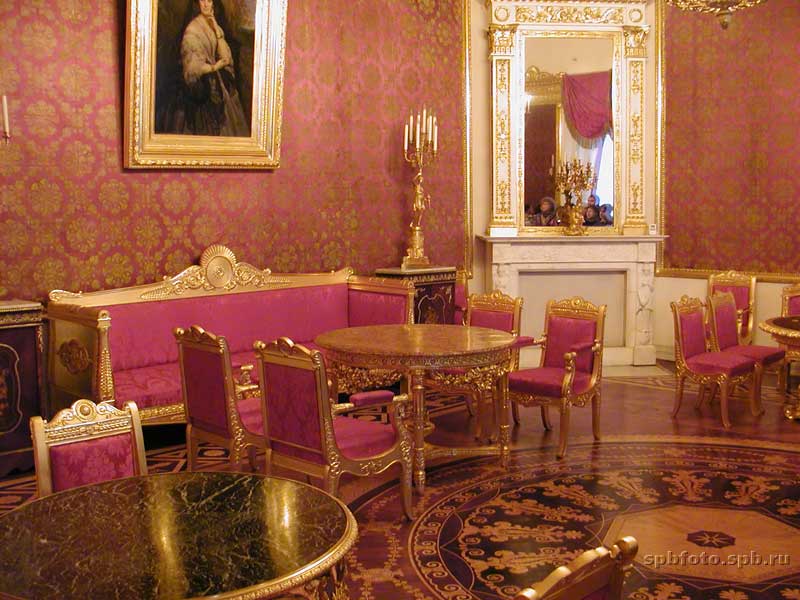 Красная гостиная Юсуповского дворца.