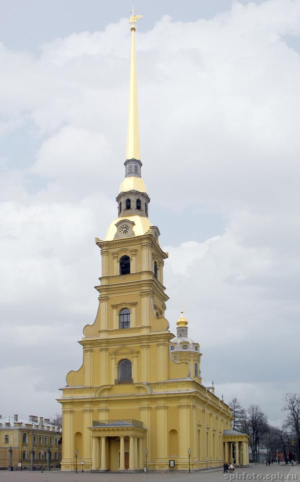 Вид на Петропавловский собор от Монетного двора