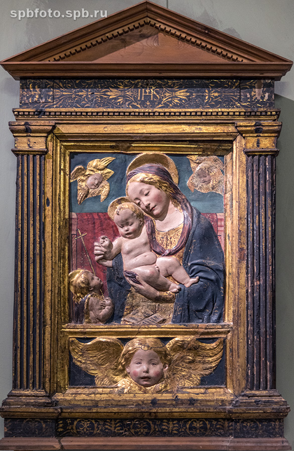 Мадонна с младенцем и Иоанном Крестителем. Бенедетто да Майано. XV век.