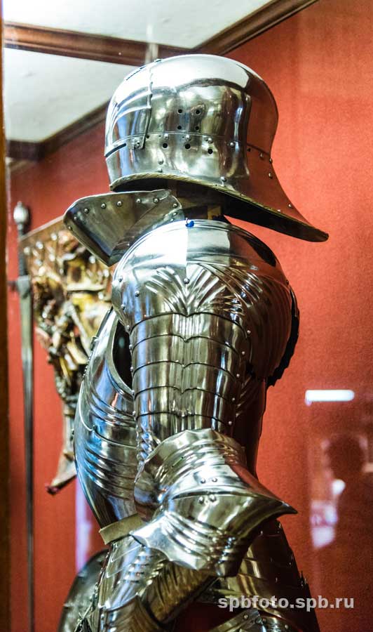 Готический доспех первой половины XV века и шлем-салад.