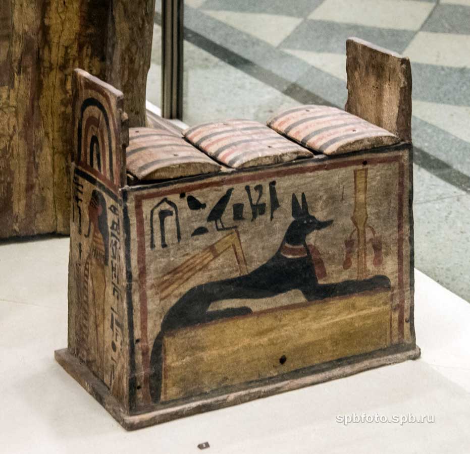Ящик для ушебти с изображением бога мертвых Анубиса в виде шакала.