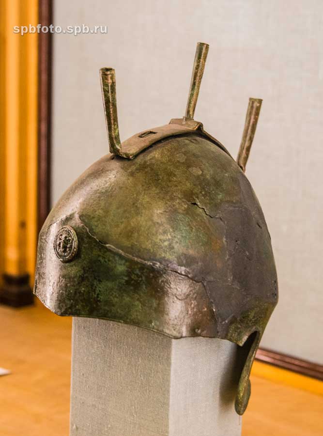 Греческий зал. Эрмитаж. Самнитско-аттический шлем V-VI вв до н.э.
