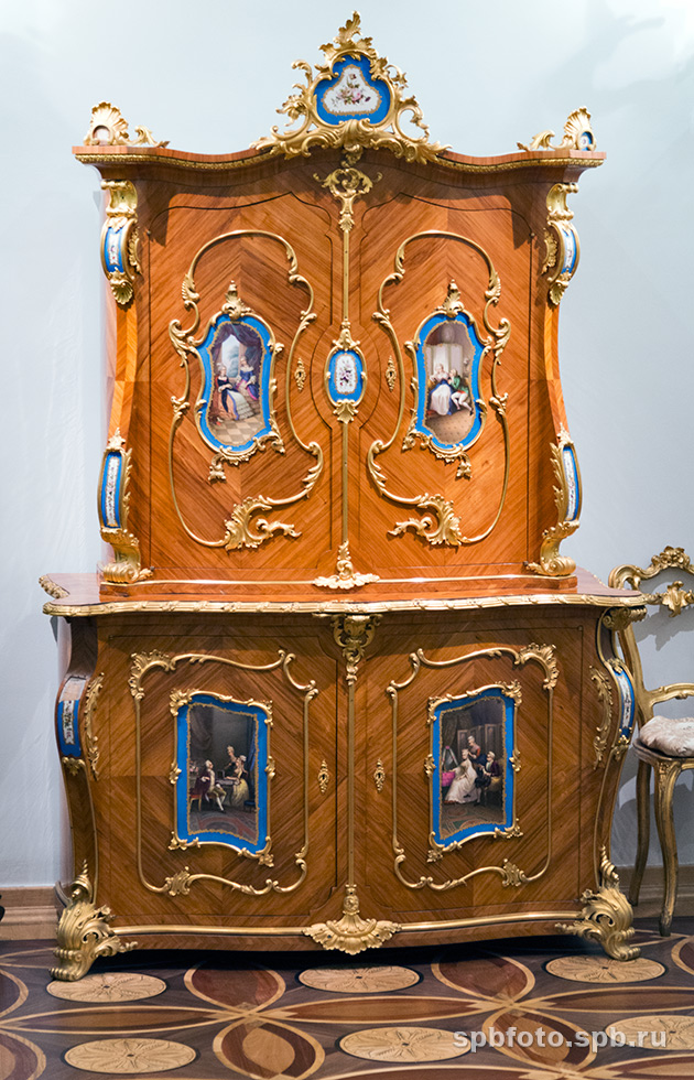 Шкаф из Розовой гостиной императрицы Александры Федоровны.